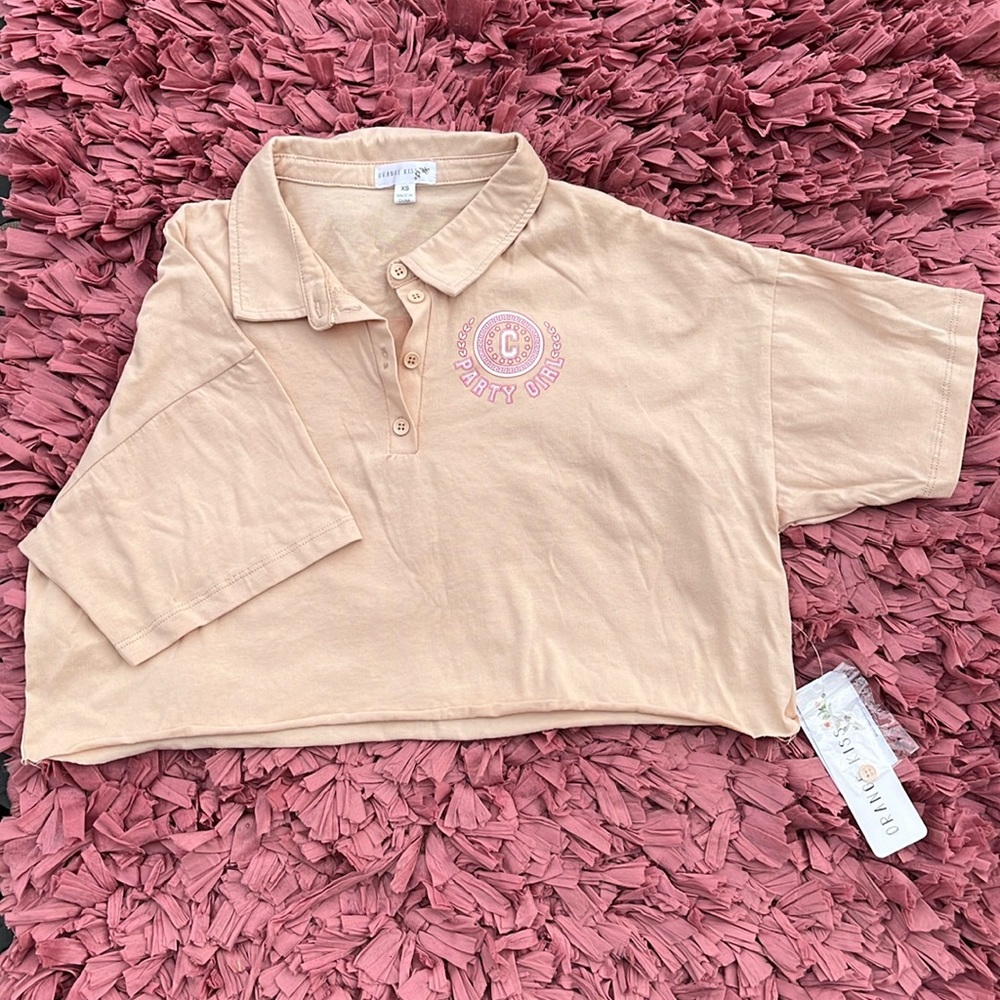 Women’s Collared Cropped Graphic Shirt